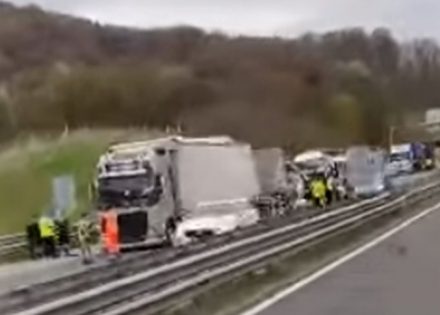 U sudaru tri kamiona poginuo slovenački vozač, dvojica iz BiH povrijeđena (Video)