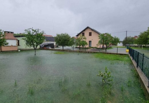 Poplavljena domaćinstva u Gračacu, zatražena pomoć i evakuacija građana