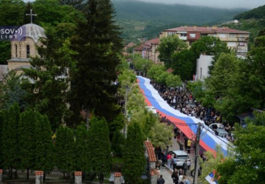 U Zvečanu se okupio najveći broj Srba do sada, razvijena srpska zastava duga 250 metara