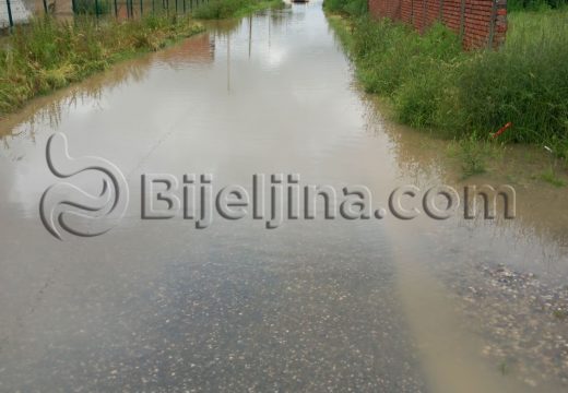 Kojčinovac: Voda se izlila na ulicu, prodrla u obližnje objekte (Foto)
