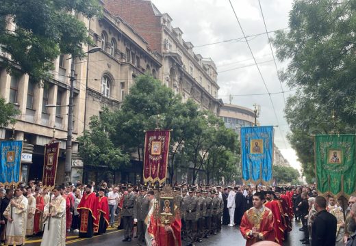 Rijeka ljudi pratila mošti Svetog Nikolaja