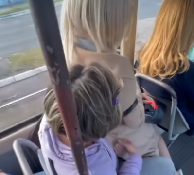 Djevojka i starija gospođa imale okršaj oko sjedišta (Video)