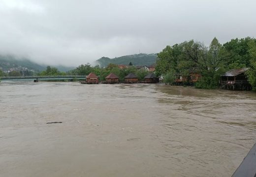 U Bosanskoj Krupi proglašeno stanje prirodne nesreće od poplava (FOTO)