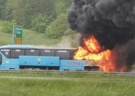 Na auto-putu A2 zapalio se tuzlanski autobus