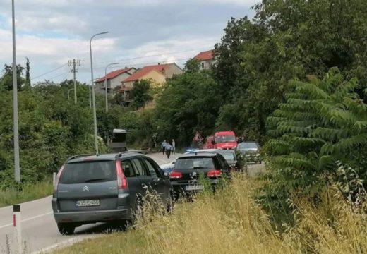 Autobus udario u brdo, poginule dvije osobe, ima više povrijeđenih