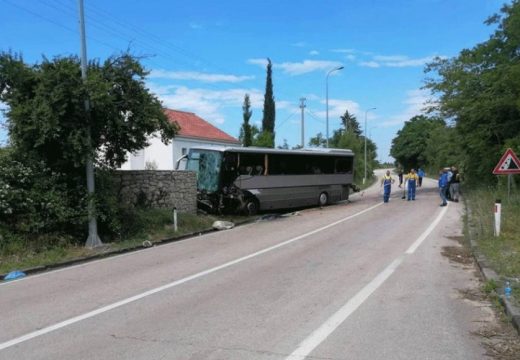 Autobus udario u kameni zid – poginuli putnica i vozač, među povrijeđenima direktorka škole