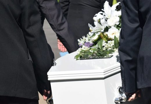 Preminula žena koja je greškom proglašena mrtva i vraćena u bolnicu iz kovčega