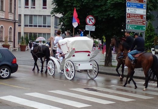 Svojevrsna atrakcija: Fijakeri na gradskim ulicama (Foto)