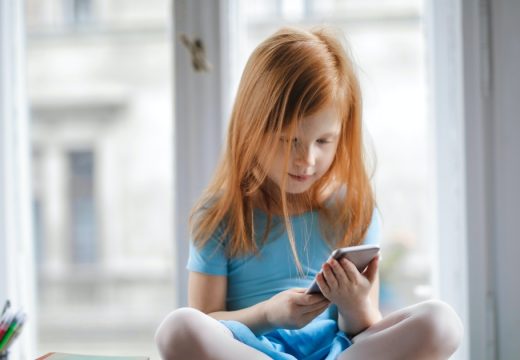 Cijeli grad djeci zabranio korištenje pametnih telefona do srednje škole