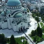 Beograd ispraća svetitelja, veliki broj vjernika u redu čeka da se pokloni moštima vladike Nikolaja (VIDEO)