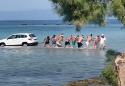 Kupači vidjeli plutajuću „škodu“ i krenuli u akciju (VIDEO)