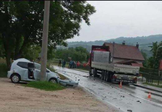 Težak sudar kamiona i automobila kod Busovače, jedna osoba stradala