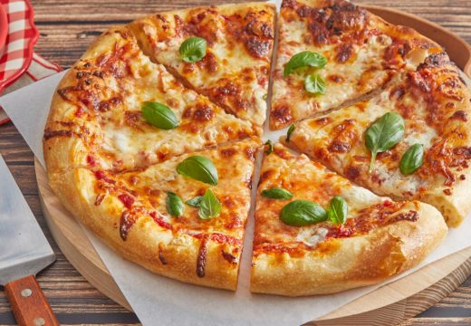 Prijedlog za danas: Pripremite pizzu s piletinom, gljivama i mozzarella sirom