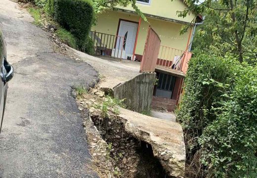 Dok nadležni snimaju teren, kuća i dalje visi zbog odrona