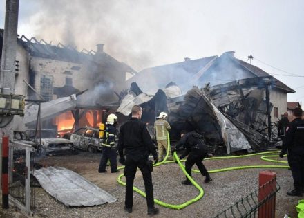Izgorjeli radionica, kuća i devet automobila u požaru u Prijedoru (Foto)