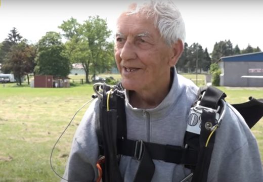 Tuzlak (89) najstariji padobranac u Evropi: Skočio 1.480 puta, ne planira stati