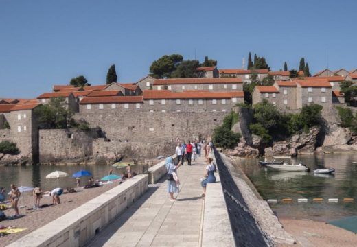 “Aman Sveti Stefan” ponovo otvoren: Šetnja ostrvom 25, ležaljke 200 evra