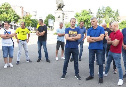 Farmeri iz Bijeljine održali protest ispred Gradske uprave; Petrović odbio da ih primi (FOTO/VIDEO)