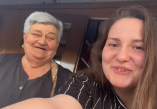 Izazvala oduševljenje: Odvela baku prvi put na more (Video)