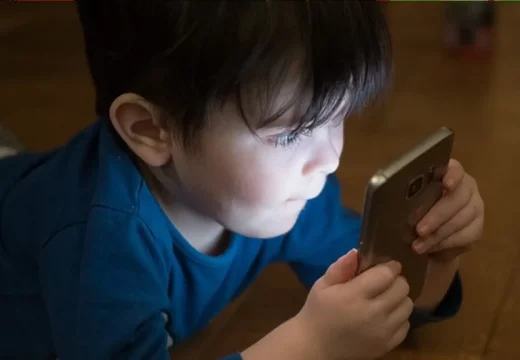 Video koji trebaju pogledati svi roditelji koji objavljuju fotografije djece na Internetu
