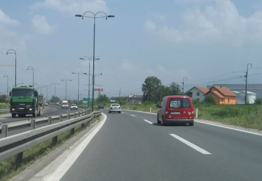 Povoljni uslovi za vožnju, gužve i kolone vozila na izlazu iz BiH