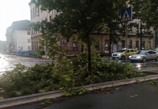 Oštećenja na kolovozu zbog padavina, oprez na polomljeno granje i odrone