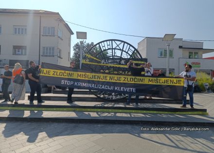 U Banjaluci počela protestna šetnja medijskih radnika (Foto, Video)