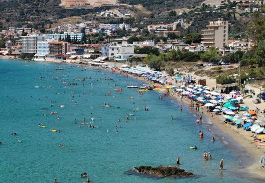 Jul u Grčkoj ima 32 dana: Pečat iz jednog pasoša je “zapalio” društvene mreže (Foto)