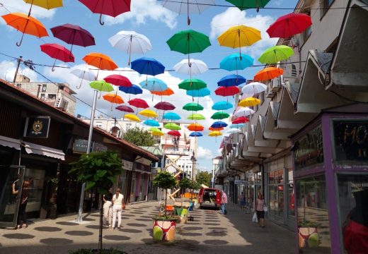 Počelo montiranje kišobrana (Foto vijest)