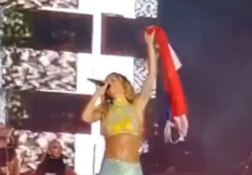 Albanska pjevačica pjevala ogrnuta srpskom zastavom  (Video)