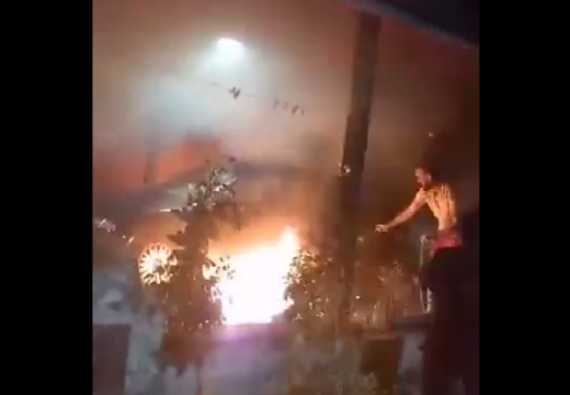 Bačen molotovljev koktel u automobil, porodica sama gasila požar (Video)