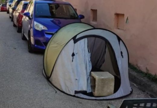Postavljaju šatore kako bi sačuvali sebi parking mjesto