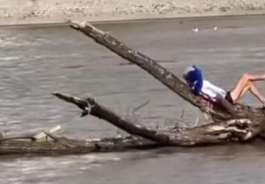 Prizor kako muškarac plovi rijekom ostavio ljude u šoku (Video)