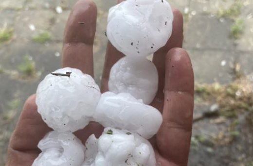 Zahlađenje u cijeloj zemlji, u pojedinim dijelovima padali jaka kiša i grad (Foto)
