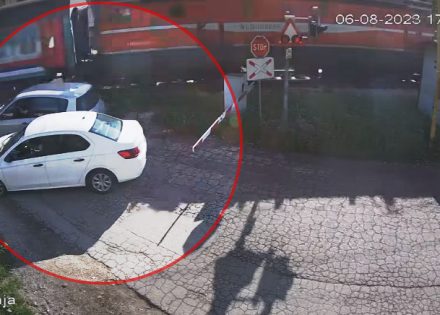 Dva automobila se “zaglavila” između rampe i pruge u Banjaluci (Video)