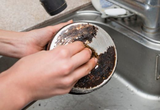 Evo kako da očistite zagorjelo posuđe