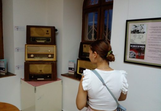Četrdeset i tri radio – aparata iz zbirke Gorana Perkovića