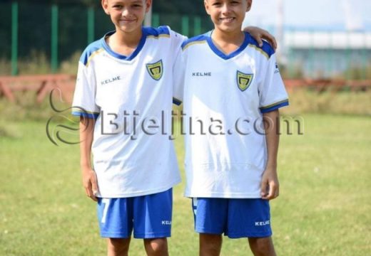 Braća blizanci zaljubljeni u fudbal (Foto)