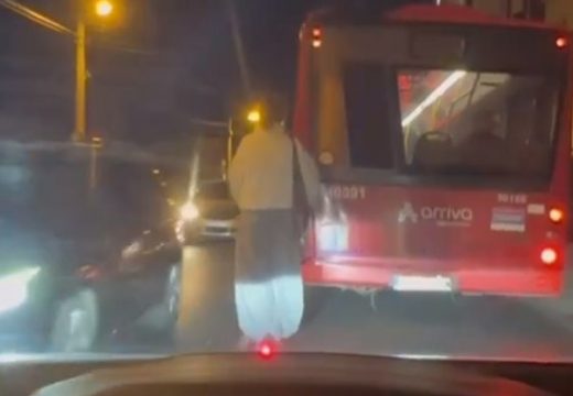 Djevojka na trotinetu preticala autobus, ljudi u šoku: “Ubiće je neko. Ostroga mi…” (Video)