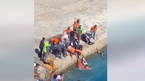 Žena upala u more tokom ukrcavanja na brod, ljudi odmah skočili za njom (Video)
