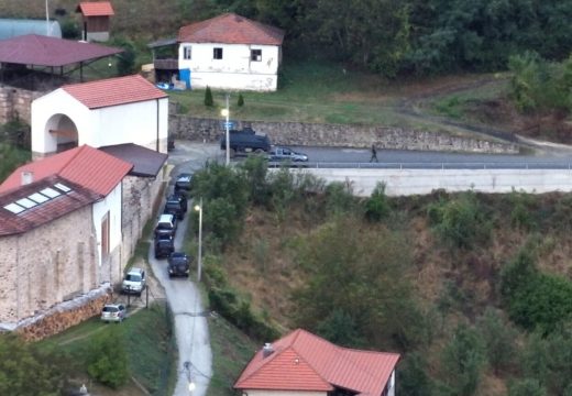 Eparhija raško-prizrenska: Naoružana lica napustila manastir Banjska, u dvorištu sada kosovska policija i šef EULEX-a