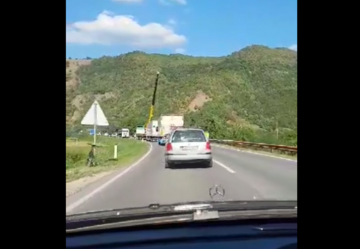 Kamion sletio s puta, dizalica ga pokušava izvući, a saobraćaj obustavljen (Video)