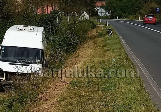 Kombi juče sletio, još u kanalu (Foto)