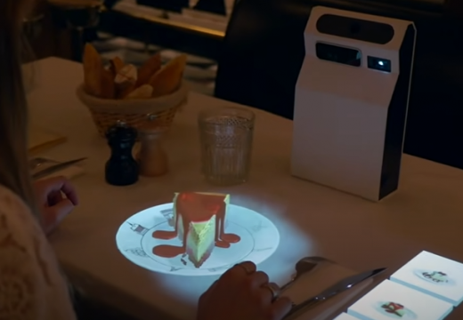Na stolu u restoranu se projektuje 3D model hrane za goste (Video)
