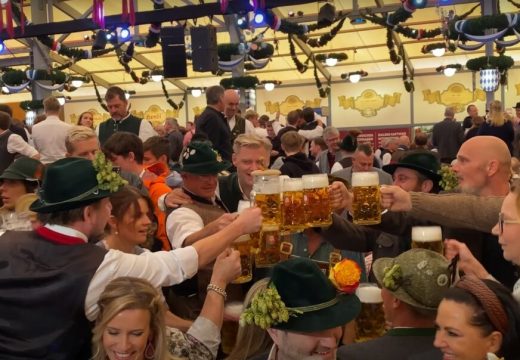 Nevjerovatne vještine konobarice na Oktoberfestu izazvale divljenje na društvenim mrežama (Video)