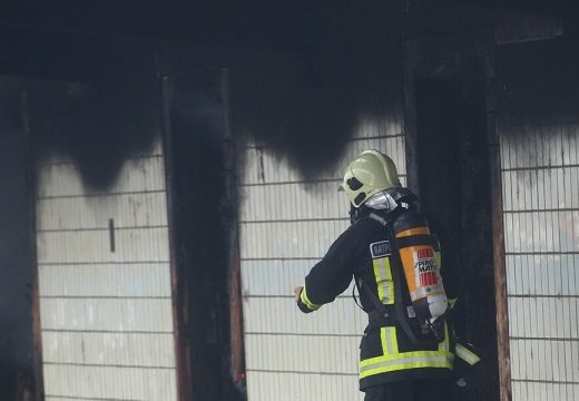 Požar izbio u pomoćnoj hali kompanije, policija i vatrogasci na licu mjesta (Video)