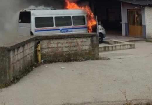 Požar na autobuskoj stanici, povrijeđen vozač autobusa (Foto)