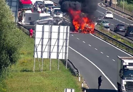 Poginule najmanje tri osobe, vozila se zapalila (Video)