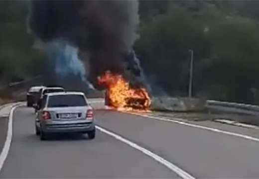 Vatra potpuno progutala auto