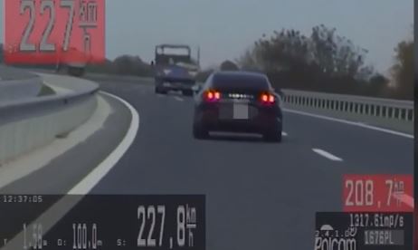 Vozač divljao “poršeom” sa DVOJE MALE DJECE koja nisu bila vezana pojasom (Video)